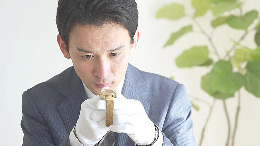 時計を査定するスタッフ